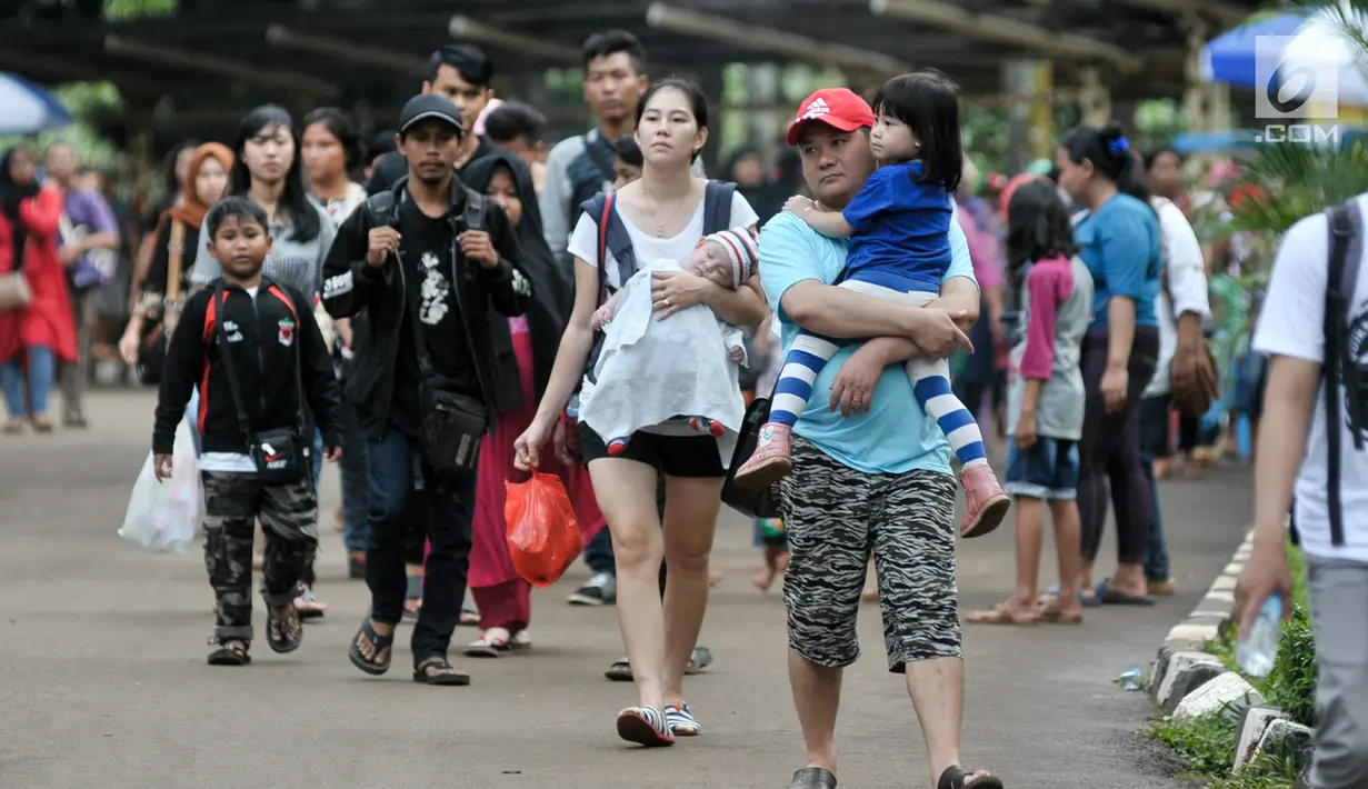 Sejumlah pengunjung memadati Taman Margasatwa Ragunan, Jakarta, Senin (26/6).  Lebaran hari ke-2, Kebun Binatang Ragunan diserbu warga yang ingin menikmati waktu libur bersama keluarga. (Liputan6.com/Yoppy Renato)