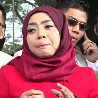 Sidang perdana antara Nassar dan Musdalifah berlangsung di Pengadilan Agama Tanggerang hari ini. Tetapi, hanya Musdalifah yang hadir di persidangan pertama ini.