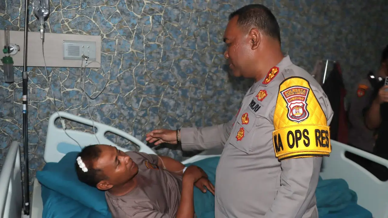 Bripka Yuli saat dijenguk oleh Kapolresta Bandar Lampung, Kombes Pol. Alfret Jacob Tilukay. Foto : (Istimewa).