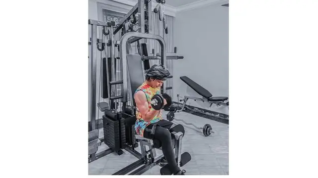 Meski dikira editan, pria 25 tahun ini membuktikannya dengan unggahan proses pembentukan otot yang ia jalani.