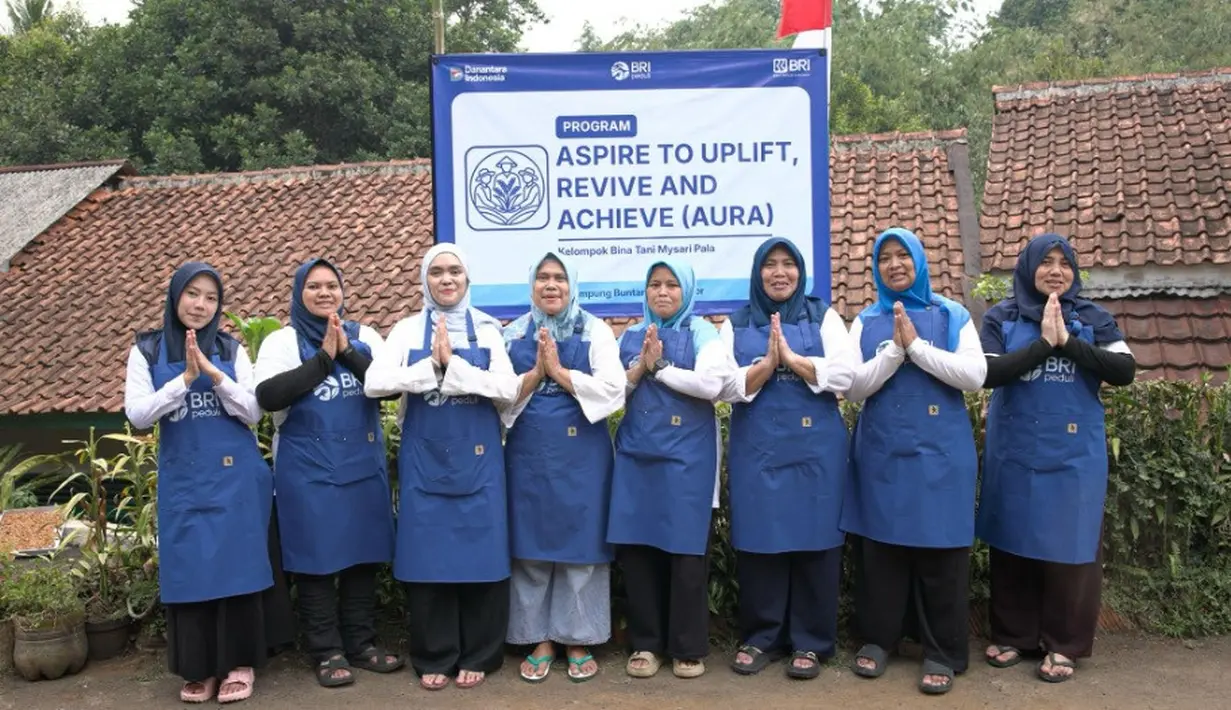 Sejumlah perempuan yang tergabung dalam Kelompok Wanita Tani (KWT) Bina Tani Mysari Pala mengolah potensi pala di Kelurahan Muarasari, Kecamatan Bogor Selatan, menjadi berbagai produk bernilai tambah. Melalui kreativitas dan kerja sama, pala tak lagi hanya dijual dalam keadaan segar, tetapi dikembangkan menjadi sumber peluang ekonomi bagi keluarga dan masyarakat sekitar. (Adv/BRI)