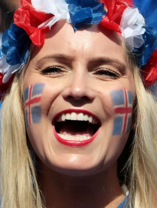 Suporter Islandia berteriak memberi semangat kepada timnya saat melawan Austria pada grup F Euro Cup 2016 di Stadion Stade de France, Saint-Denis, Kamis (23/6/2016) dini hari WIB. (AFP/Kenzo Tribouillard)