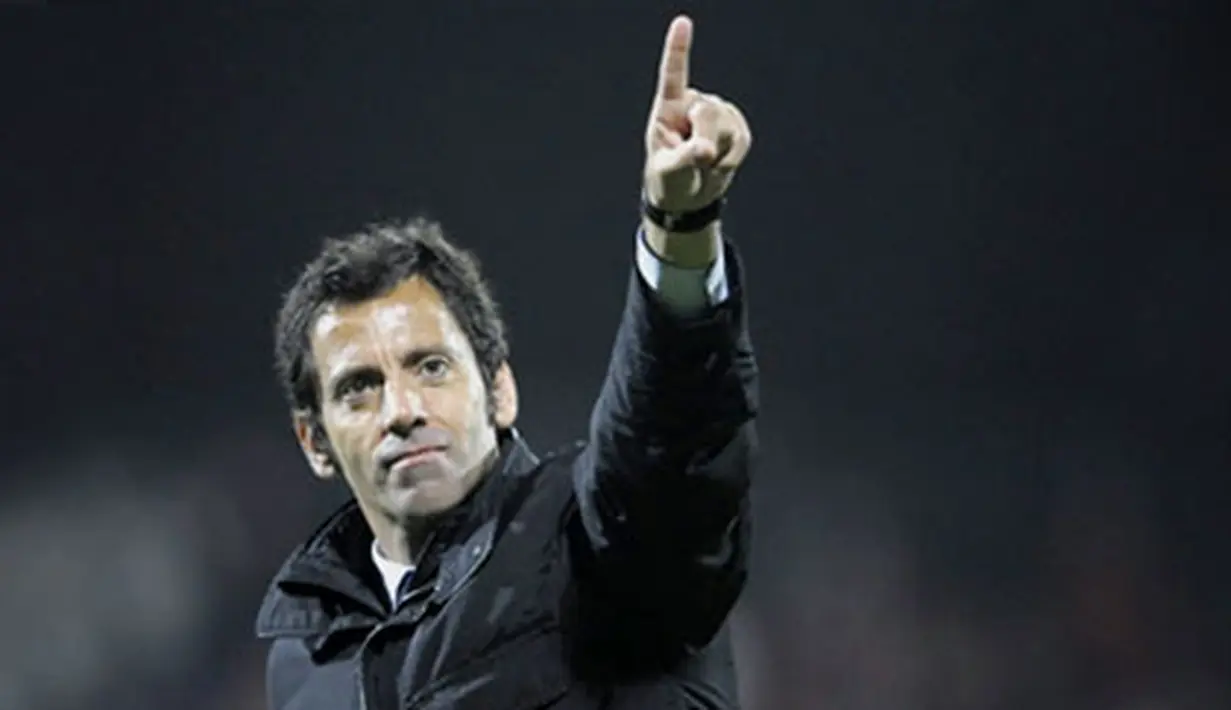 SL Benfica's coach Spanish Quique Sanchez Flores reacts at the end of their Portuguese First league football match against Naval at the Bento Pessoa Stadium in Figueira da Foz, on March 8, 2009. AFP PHOTO / MIGUEL RIOPA