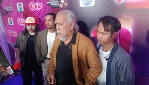 Iwan Fals bawakan lagu Stecu-Stecu dalam Konser Raya 31 Tahun Indosiar Luar Biasa pada Minggu, (11/1/2026) di Studio 6 Emtek City, Daan Mogot, Jakarta Barat. (Liputan6.com/Dimas Septyawan)