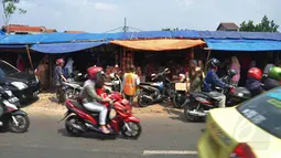 Di sepanjang jalan itu, ratusan toples berisi kue kering Lebaran terlihat berjajar dan menarik pandangan mata pengguna jalan, Jakarta, Minggu (20/7/14). (Liputan6.com/Faizal Fanani)