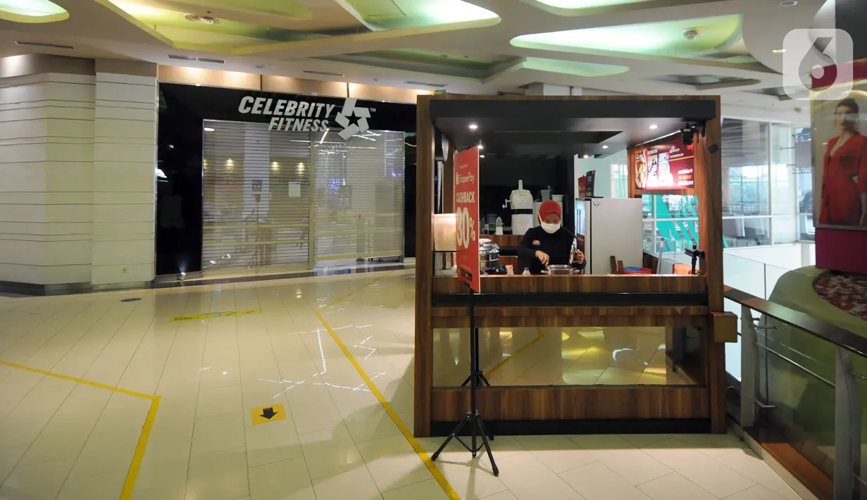 Karyawan beraktivitas di salah satu gerai makanan di Teras Kota Mall, BSD, Tangerang Selatan, Banten, Kamis (22/7/2021). Pemerintah Kota Tangerang Selatan menutup sementara pusat perbelanjaan/mal/pusat perdagangan. (merdeka.com/Arie Basuki)