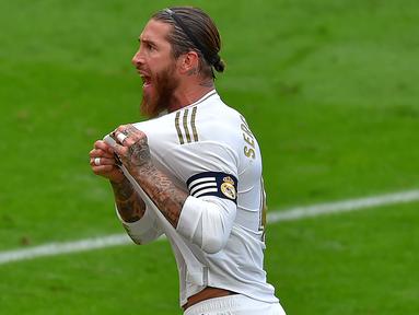 Bek Real Madrid, Sergio Ramos, melakukan selebrasi usai membobol gawang Athletic Bilbao pada laga La liga di Stadion San Mames, Minggu (5/7/2020). Real Madrid menang 1-0 atas Athletic Bilbao. (AFP/Ander Gillenea)