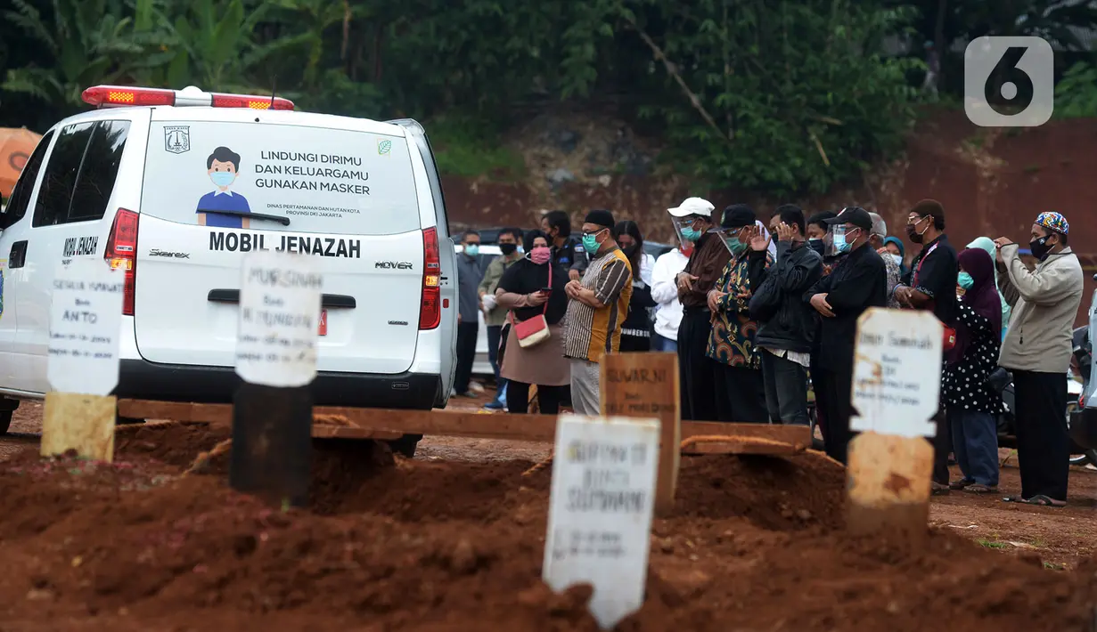 Sejumlah orang mensalatkan jenazah dengan protokol COVID-19 di TPU Pondok Ranggon, Jakarta, Sabtu (7/11/2020). Pemakaman jenazah dengan protokol COVID-19 dalam sepekan mengalami penurunan, untuk hari ini ada sekitar 20 orang yang datang silih berganti (merdeka.com/Imam Buhori)