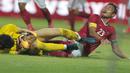 Kapten Timnas Indonesia U-23, Hansamu Yama berebut bola dengan kiper Suriah U-23 pada laga persahabatan di Stadion Wibawa Mukti, Bekasi, Rabu (16/11/2017). Indonesia kalah 2-3. (Bola.com/NIcklas Hanoatubun)
