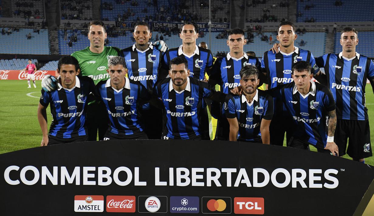 Para pemain starter Liverpool berfoto sebelum menghadapi Independiente del valle pada laga penyisihan grup Copa Libertadores di Centenario Stadium, Montevideo (24/5/2023). Liverpool de Montevideo didirikan pada 15 Februari 2015 oleh para imigran asal Merseyside di Uruguay. Klub dengan warna jersey utama biru hitam ini saat ini masih berlaga di Liga Utama Uruguay (Primera Division). (AFP/Pablo Porciuncula)