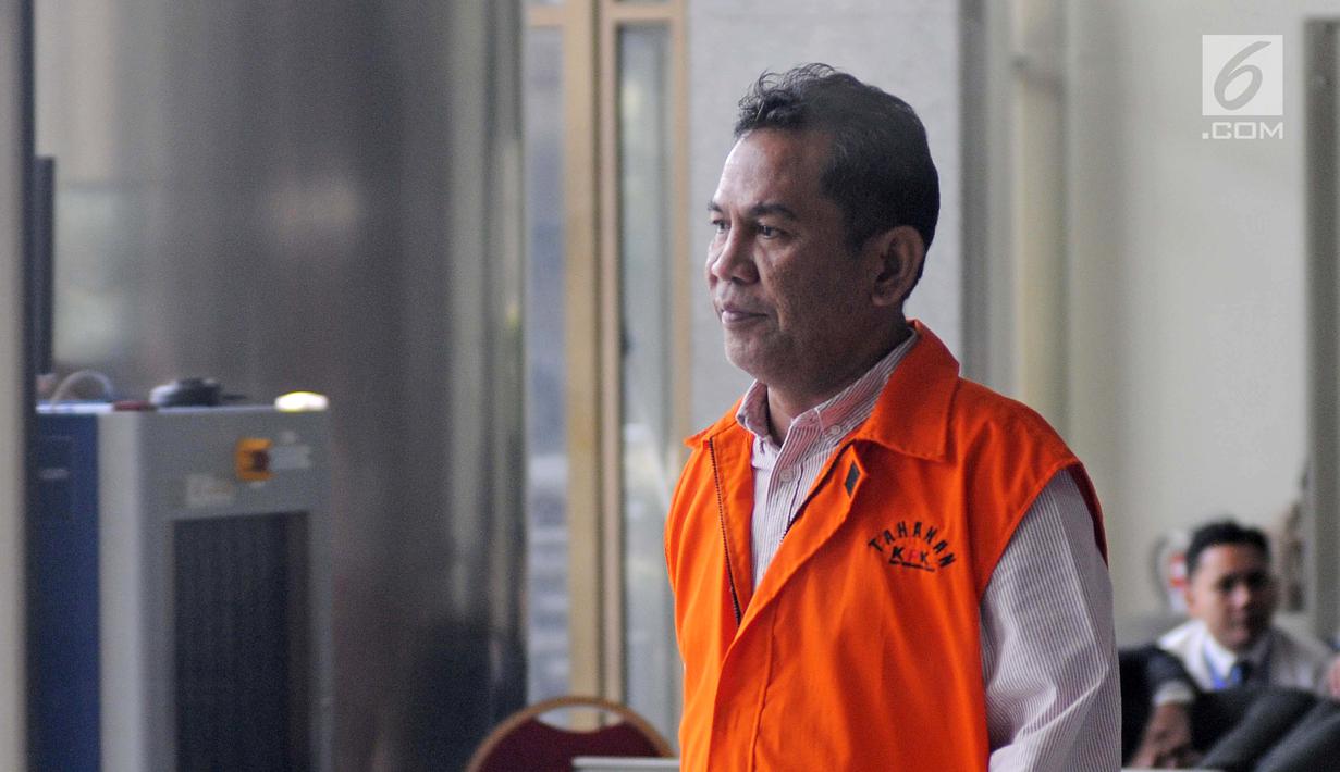 Ekspresi Bupati Hulu Sungai Tengah (HST) Abdul Latif usai menjalani pemeriksaan di Gedung KPK, Jakarta, Selasa (30/1). (Liputan6.com/Herman Zakharia)