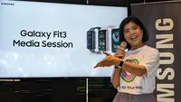 Annisa Nurul Maulina, MX Product Marketing Senior Manager Samsung Electronics Indonesia saat menjelaskan fitur-fitur Galaxy Fit 3 di Jakarta, Senin (26/2/2024). (Liputan6.com/ Yuslianson)