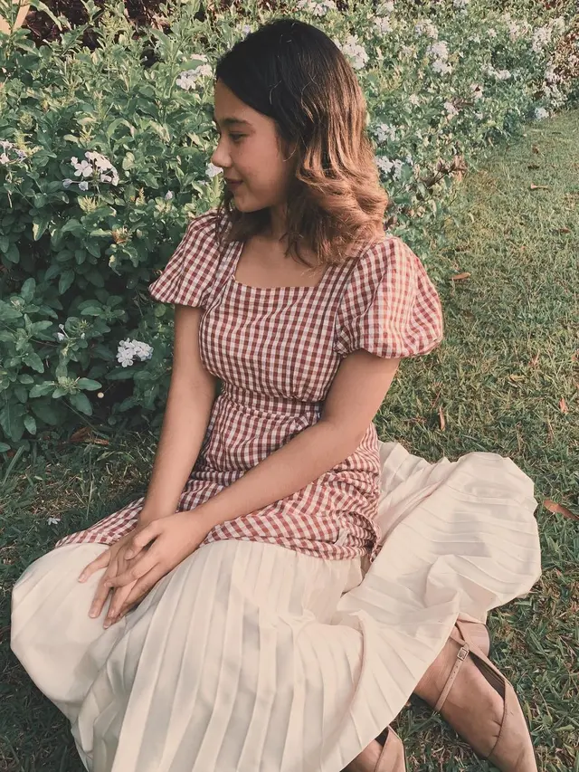 Pesona Nadin Amizah dalam Balutan Busana Vintage. (Sumber: Instagram/cakecaine)