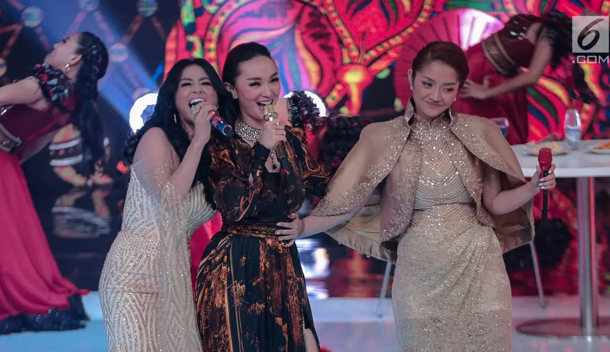 Aksi pedangdut Dewi Perssik (kiri), Siti Badriah (kanan), dan  Zaskia Gotik (tengah) saat tampil dalam Indonesian Dangdut Awards 2018 di Jakarta, Jumat (12/10). Mereka membawakan lagu Bintang Pentas, Bara Bere, dan Tarik Selimut. (Faizal Fanani)