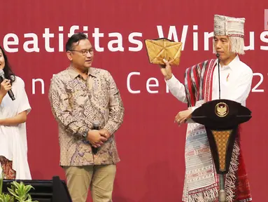 Presiden Joko Widodo berbincang dengan peserta saat membuka pameran Kriyanusa Dewan Kerajinan Nasional 2017, di JCC, Jakarta, Rabu (27/9). Kriyanusa 2017 yang diselenggarakan oleh Dewan Kerajinan Nasional (Dekranas). (Liputan6.com/Angga Yuniar)