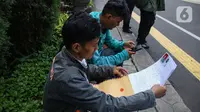 Mereka datang untuk menyerahkan surat lamaran sebagai petugas Penanganan Prasarana dan Sarana Umum (PPSU). (Liputan6.com/Angga Yuniar)
