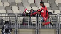 Kiper Toulouse asal Prancis, Alban Lafont. (AFP/Nicolas Tucat)