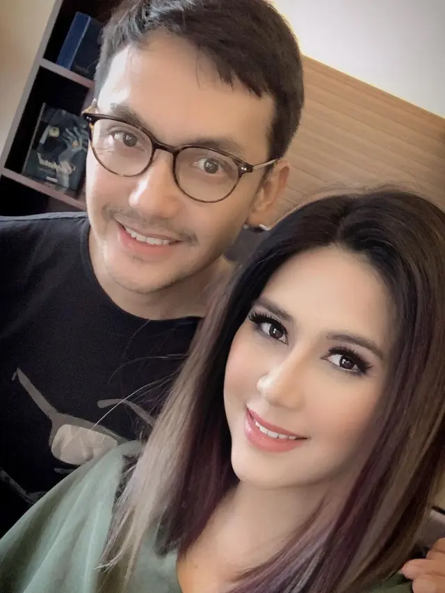 Jarang Tersorot, Ini 7 Potret Mesra Gunawan Sudrajat dan Sang Istri