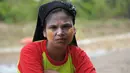 Seorang pengungsi Rohingya saat melakukan aktivitas di penampungan sementara Blang Adoe, Aceh Utara, Aceh, Rabu (27/4). Berbagai kecaman global menguat dikarenakan tidak jelasnya nasib mereka untuk bisa kembali di negara mereka. (Chaideer Mahyuddin / AFP)