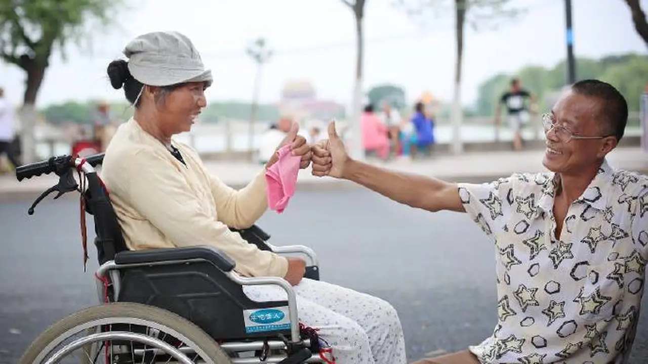 Kisah Romantis Suami Rawat Istrinya yang Sakit