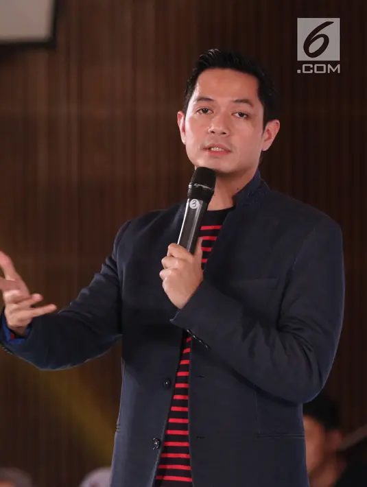 Creative dan Aktor, Dude Harlino berbagi inspirasi peluang bisnis kepada peserta EGTC 2018 Bandung di Graha Sanusi Hardjadinata, Universitas Padjajdaran, Bandung, Kamis (6/12). Dude juga memberi tips menjalankan bisnis. (Liputan6.com/Helmi Fithriansyah)