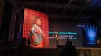 Country Director Xiaomi Indonesia Alvin Tse memperlihatkan kamera Mi Note 10 Pro bisa dipakai untuk mencetak poster ukuran billboard karena memiliki resolusi 108MP. (Liputan6.com/ Agustin Setyo W)