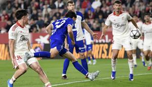 Atletico Madrid menelan kekalahan 1-2 dari Sevilla pada laga pekan ke-31 La Liga di Estadio Ramon Sanchez Pizjuan, Minggu (12/04/2026) dini hari WIB. (AFP/CRISTINA QUICLER)