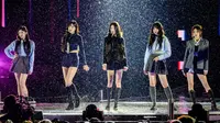 Grup K-pop Korea Selatan, IVE, tampil dalam konser K-pop sebagai bagian dari Seoul Festa 2023, di Stadion Jamsil di Seoul, pada 30 April 2023. (ANTHONY WALLACE / AFP)
