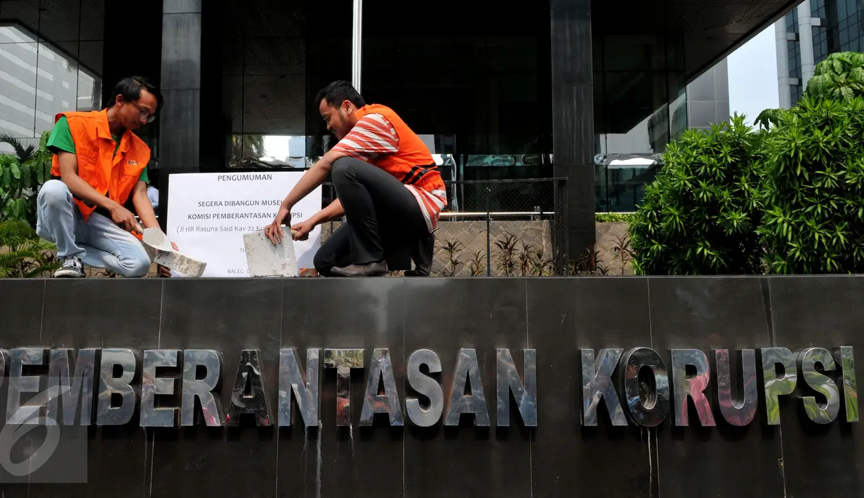 Anggota Koalisi Pemantau Peradilan melakukan aksi peletakan batu pertama pembangunan museum KPK di halaman KPK, Jakarta, Kamis (8/10/2015). Mereka memprotes DPR yang memasukan revisi UU KPK NO.30 th 2002 ke dalam Prolegnas (Liputan6.com/Andrian M Tunay)