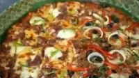 Restoran asal Filipina mengganti boks pizza yang digunkannya dengan kotak anyaman terbuat dari daun pandan. (dok. screenshot video Twitter @SCMPNews)