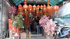 WNI keturunan cina, di kota Lubuklinggau, provinsi Sumatera Selatan, bersiap-siap merayakan hari raya Imlek tahun 2018.