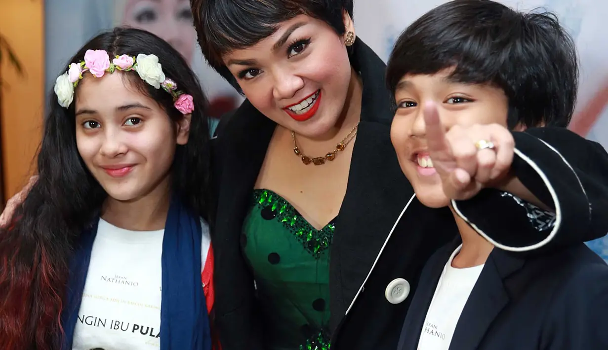 Beban hidup yang dirasa sangat berat itu, membuat pemeran film Heart sering marah-marah pada suaminya, Teuku Rifnu Wikana. Hal itu lantaran suaminya mengalami kecelakaan saat kerja. (Deki Prayoga/Bintang.com)