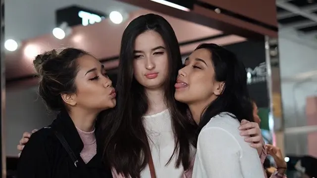 6 Pesona Salma dan Salwa Putri Kembar Titi DJ Kini Beranjak Dewasa