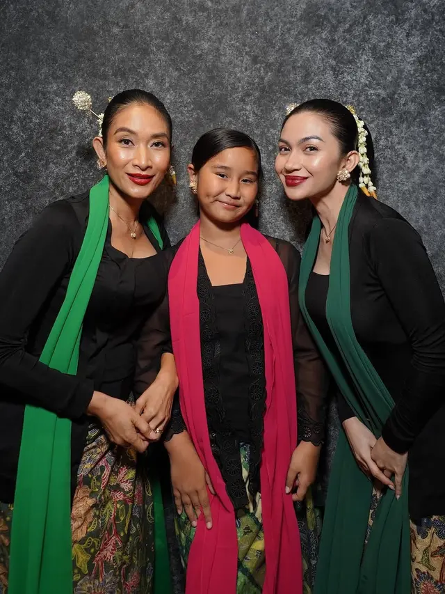 6 Potret Ariel Tatum Menari Jaipongan di Osaka, Pancarkan Pesona Kecantikan Wanita Indonesia Dibalut Kebaya