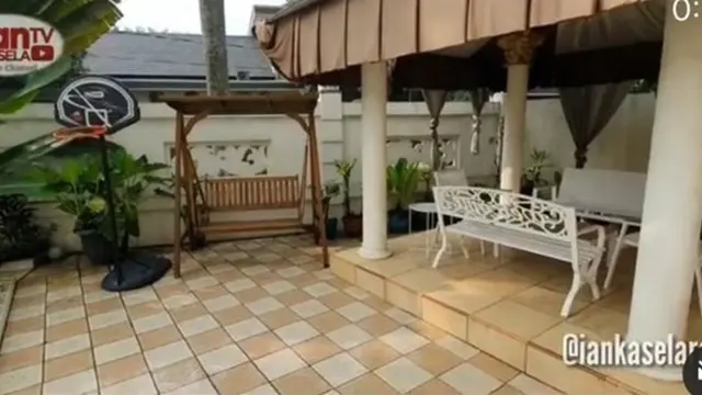 7 Potret Rumah Mewah Ian Kasela, Bernuansa Putih Bak Istana