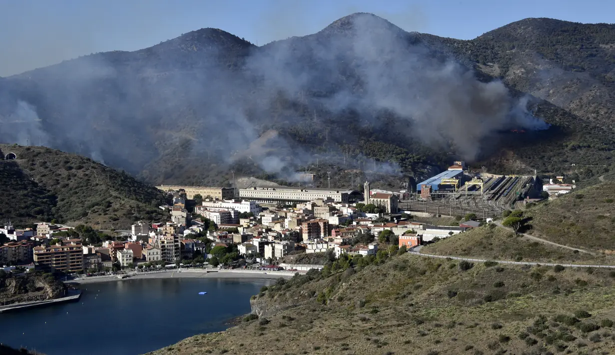 Api yang dipicu oleh angin kencang di pinggiran dekat Portbou, dekat perbatasan Prancis-Spanyol pada 5 Agustus 2023. (AFP/Raymond Roig)