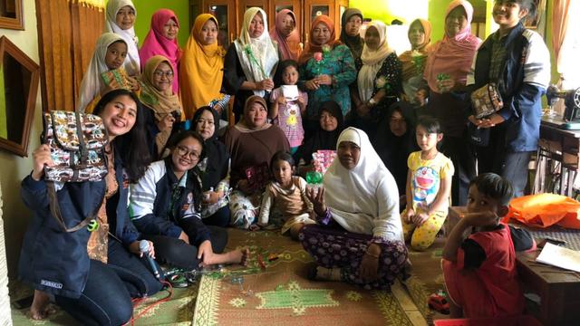 Tim KKN II Undip bekerja sama dengan Kompos (Komunitas Pemerhati dan Pengelola Sampah) melaksanakan sosialisasi serta pelatihan pengelolaan sampah di Dusun Watugandu, Kabupaten Semarang.