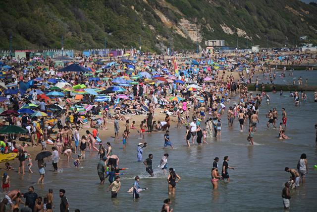 Diterjang Gelombang Panas Ekstrem, Warga Inggris Padati Pantai Bournemouth