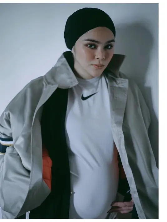 Penyanyi Sivia Azizah tampil sporty dengan jaket dan hijab turban andalannya. [@siviazizah].