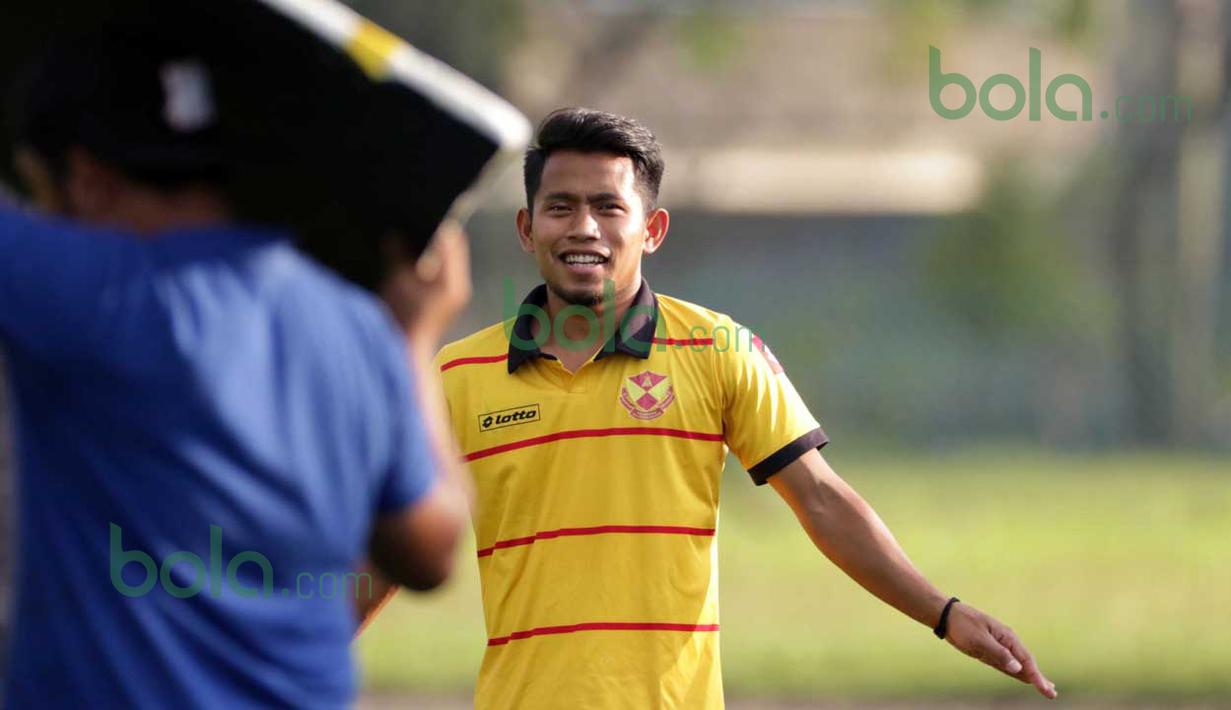 Serius tapi santai, itulah gaya Andik Vermansah saat didepan kamera untuk iklan tim Selangor FA di Stadion Mini, Shah Alam, Selangor, Malaysia, Rabu (27/01/2016). (Bola.com/Nicklas Hanoatubun)