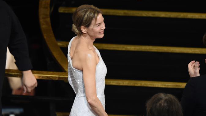 Aktris Renee Zellweger terlihat sebelum menaiki panggung untuk menerima piala Oscar pada ajang Academy Awards ke-92 di Dolby Theatre, Los Angeles, Minggu (9/2/2020). Renee Zellweger berhasil menyabet penghargaan sebagai Aktris Terbaik lewat perannya di film 'Judy'. (AP Photo/Chris Pizzello)