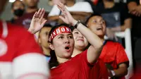 Ekspresi suporter saat menyaksikan laga Timnas Indonesia vs Argentina pada FIFA Matchday 2023 di Stadion Utama Gelora Bung Karno, Jakarta, Senin (19/6/2023). (Bola.com/Muhammad Iqbal Ichsan)