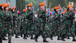 Prajurit Wanita TNI AD berbaris pada apel bersama untuk memperingati Hari Kartini 2018 di Silang Monas, Jakarta, Rabu (25/4). Upacara diikuti 10 ribu perempuan yang terdiri dari prajurit TNI, Polri dan segenap komponen bangsa. (Liputan6.com/Johan Tallo)