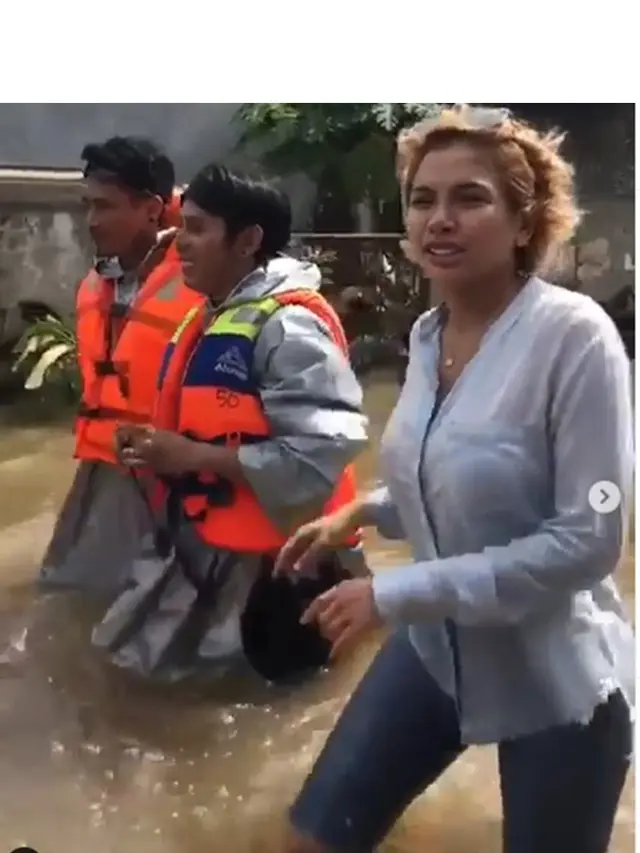 7 Potret Nikita MIrzani Terjun Langsung Bantu Korban Banjir, Banjir Pujian