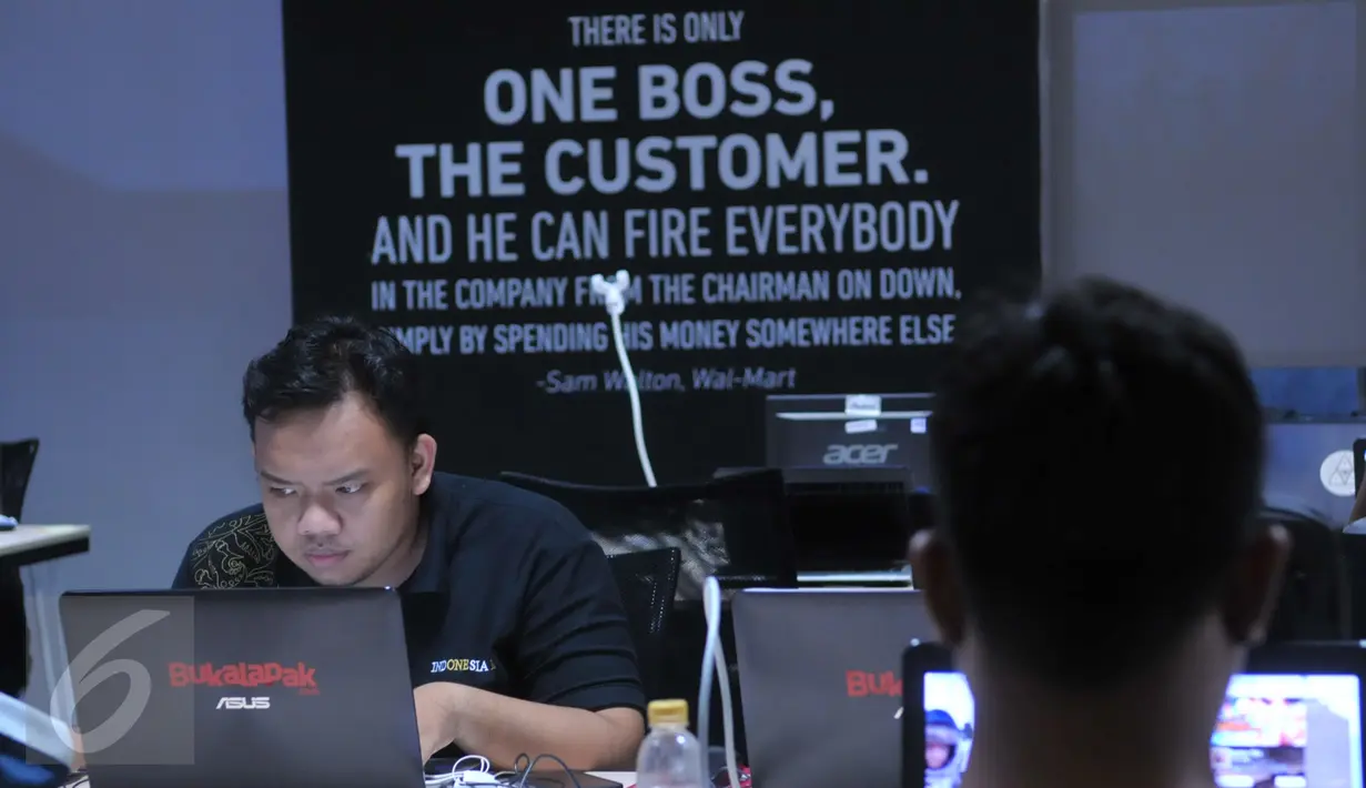 Staf Bukalapak.com saat sibuk melakukan pekerjaan mereka kantor Bukalapak.com, kemang, Jakarta, Jumat, (11/12). Bukalapak.com mengaku transaksi harian di Bukalapak.com meningkat hingga 10 kali lipat berkat ajang tahunan ini. (Liputan6.com/Faisal R Syam)