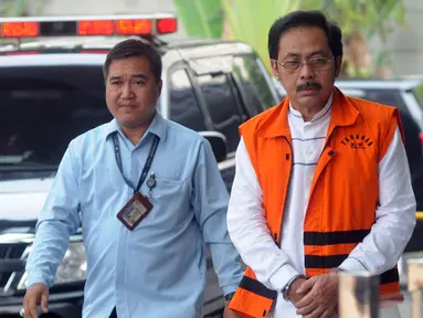 Gubernur Kepulauan Riau (Kepri) nonaktif Nurdin Basirun dikawal petugas tiba di Gedung KPK, Jakarta, Kamis (7/11/2019). Nurdin Basirun  diperiksa sebagai tersangka untuk melengkapai berkas terkait aliran suap izin lokasi rencana reklamasi di wilayah Kepulauan Riau. (merdeka.com/Dwi Narwoko)