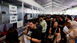 Suasana saat calon penonton antre untuk menukarkan tiket pertandingan FIFA Matchday 2023 antara Timnas Indonesia melawan Argentina di Wisma Serbaguna GBK, Sabtu (17/6/2023). Batalnya Lionel Messi ke Indonesia, tak menyurutkan antusiasme para calon penonton yang ingin menyaksikan langsung juara Piala Dunia 2022 bermain melawan Timnas Indonesia. (Bola.com/M Iqbal Ichsan)
