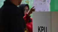 Seorang warga berada di bilik suara saat pemungutan suara ulang pemilu 2019 di TPS-6 Desa Lamteumen Timur, Banda Aceh, Aceh, Kamis (25/4). Pemungutan suara ulang karena adanya penggunaan formulir C6 pemilih yang telah meninggal dunia pada pemilu 17 April lalu. (CHAIDEER MAHYUDDIN/AFP)