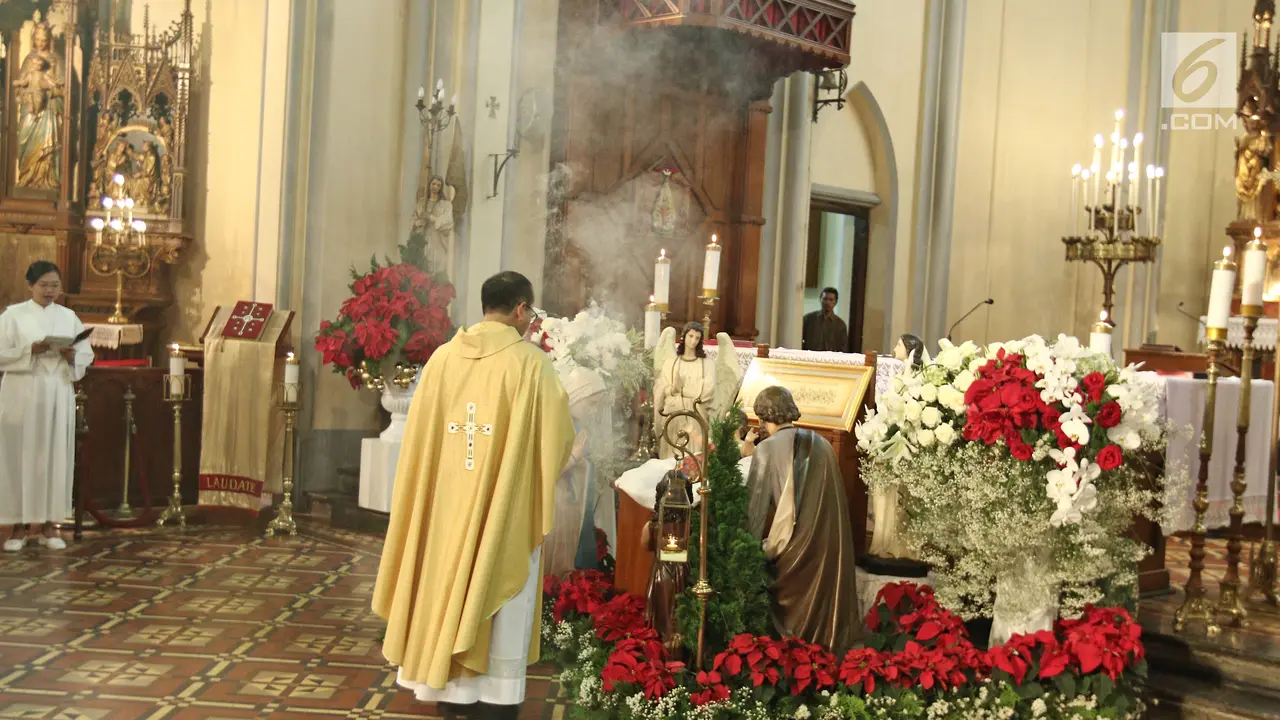 Angkat Tema Nusantara, Ribuan Jemaat Ikuti Misa Natal di Gereja Katedral