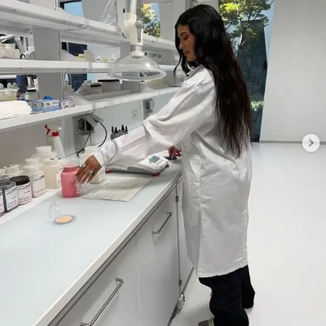 Dihujat Tak Pakai Sarung Tangan dan Masker di Lab, Kylie Jenner Balas Kritikan Warganet